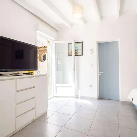 Le Patio De La - Comfortable One-bedroom Flat With Terrace In Σπίτι διακοπών *
